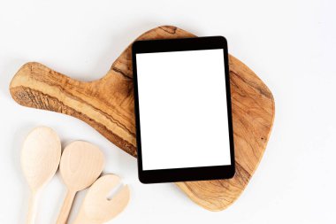 Tablet ve mutfak gereçleri maket yapıyor. İnternette tarif uygulaması, aşçılık dersleri şablonu. Üst görünüm, alanı kopyala