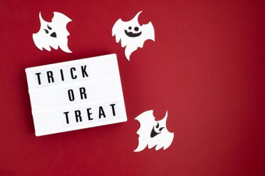 Hayaletlerle dolu Cadılar Bayramı dekorasyonunun en üst görüntüsü. Parti, davetiye, Cadılar Bayramı dekorasyon konsepti