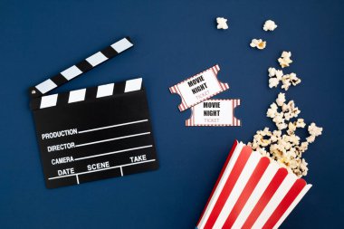 Film panosu ve sinema biletleri. Ev sinema gecesi, parti davetiyesi. Üst görünüm, kopyalama alanı, modelleme