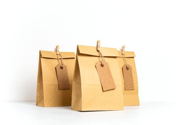 Kese kağıdıyla maket. Küçük işletme markaları, hediyeler, hediyeler için bir şablon. Boşluğu kopyala