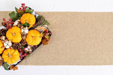 Sonbahar, sonbahar şükran günü masa dekorasyonu, el yapımı süs. Bayramlık aile yemeği. Üst manzara, düz uzanma