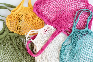 Yeniden kullanılabilir pamuk ağları ya da alışveriş torbaları. Sıfır atık, plastiksiz konsept. Sürdürülebilir yaşam tarzı. Üst manzara, düz uzanma