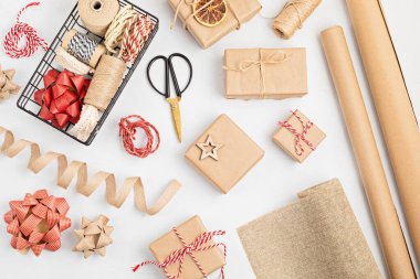 Çevre dostu alternatif yeşil Noel hediyeleri geri dönüşümlü el işi kağıdıyla sarılmış. Sıfır atık Noel, düz uzanma, üst manzara