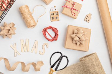 Çevre dostu alternatif yeşil Noel hediyeleri geri dönüşümlü el işi kağıdıyla sarılmış. Sıfır atık Noel, düz uzanma, üst manzara