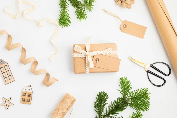 Umweltfreundliche Alternative Grüne Weihnachtsgeschenke Die Mit Recyceltem Bastelpapier Umwickelt Sind — Stockfoto