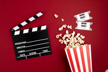 Film panosu ve sinema biletleri. Ev sinema gecesi, parti davetiyesi. Üst görünüm, kopyalama alanı, modelleme