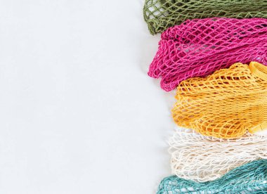 Yeniden kullanılabilir pamuk ağları ya da alışveriş torbaları. Sıfır atık, plastiksiz konsept. Sürdürülebilir yaşam tarzı. Üst manzara, düz uzanma