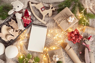 Geri dönüştürülmüş kağıt ve plastik oyuncaklarla sarılmış çocuklar için çevre dostu alternatif Noel hediyeleri. Sıfır kayıp Noel