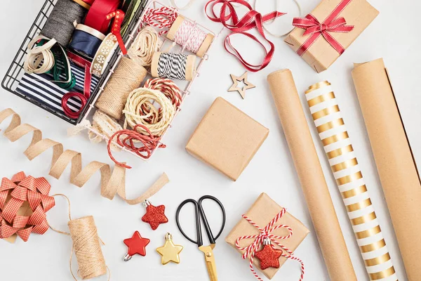 Kerst Achtergrond Met Geschenkdozen Lint Papier Rools Schaar Kerstversiering Voorbereiding — Stockfoto