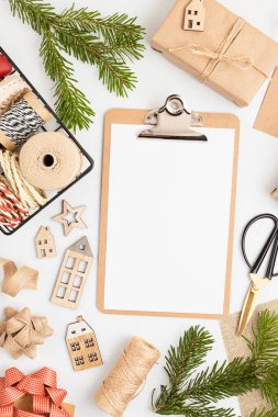 Çevre dostu alternatif yeşil Noel hediyeleri geri dönüşümlü el işi kağıdıyla sarılmış. Sıfır atık Noel, düz uzanma, üst manzara