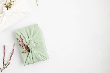 Geleneksel Japon furoshiki tarzında sıfır ziyan hediyesi. Noel, doğum günü, Paskalya ve diğer etkinlikler için plastik el yapımı hediye paketi.