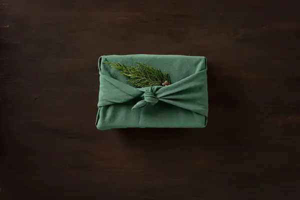 Prezenty Furoshiki Ekologiczne Alternatywne Zielone Prezenty Świąteczne Zapakowane Ubrania Japońska — Zdjęcie stockowe