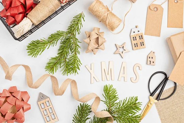 Milieuvriendelijk Alternatief Groen Kerstcadeaus Verpakt Met Gerecycled Ambachtelijk Papier Geen — Stockfoto