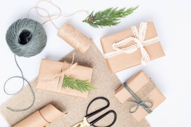 Çevre dostu alternatif yeşil Noel hediyeleri geri dönüşümlü el yapımı kağıt ve doğal elementlerle sarılmış. Sıfır atık Noel, düz uzanma, üst manzara