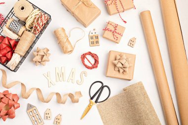 Çevre dostu alternatif yeşil Noel hediyeleri geri dönüşümlü el işi kağıdıyla sarılmış. Sıfır atık Noel, düz uzanma, üst manzara