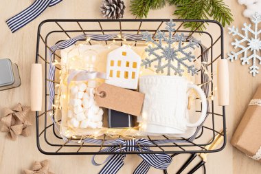 Bakım paketi, mevsimlik hediye paketi içinde marşmelov, çay, kahve ya da kakao kutusu ve Noel süsü. Kış tatili için kişisel çevre dostu sepet. Üst manzara, düz uzanma