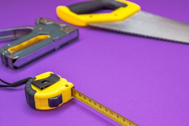 El araçlar sarı ruller, zımba, mezura el testeresi