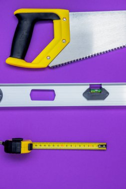 El araçlar ahşap gördüm, zımba, şerit metre