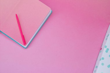 Üstten görünüm kahverengi pembe defter pembe pastel renkli arka plan üzerinde.