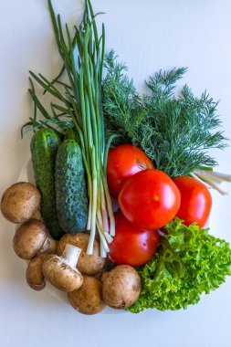 Düz grafiklerde mantar domates salata salatalık beyaz arka plan üzerinde yatıyordu