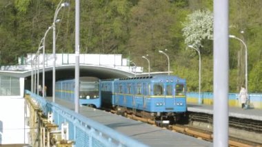 Büyük şehir görüntüleri yeraltı çalıştırmak için tren