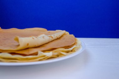 Sivilce mavi en az arka plan üzerinde yarı reçelli yığını