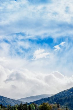 Ukrayna mountins yukarıda şaşırtıcı bulutlu gökyüzü