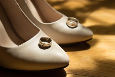 Gelinler güzel Alyans Beyaz Ayakkabı