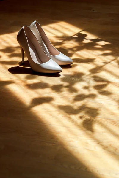 햇빛에 그늘에 아름 다운 흰색 웨딩 신발 스톡 사진