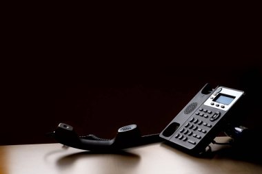 Tablo ve darrk arka plan üzerinde modern sabit telefon