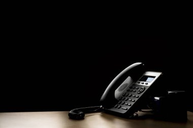 Tablo ve darrk arka plan üzerinde modern sabit telefon