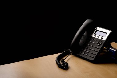 Tablo ve darrk arka plan üzerinde modern sabit telefon