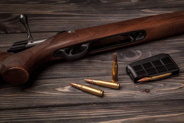 暗い背景の木の狩猟用ライフル — ストック写真