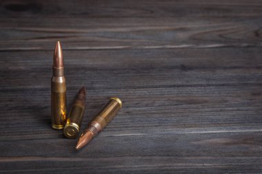 Koyu ahşap arka plan tüfek kartuşları
