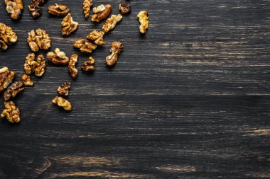 antika ahşap arka plan üzerinde ceviz