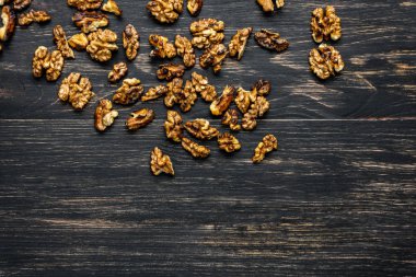 antika ahşap arka plan üzerinde ceviz