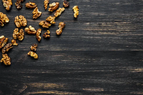 antika ahşap arka plan üzerinde ceviz