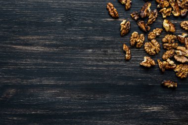 antika ahşap arka plan üzerinde ceviz