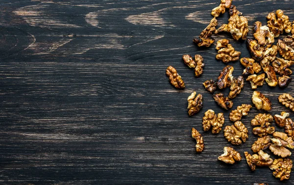 antika ahşap arka plan üzerinde ceviz