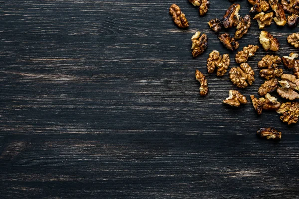 antika ahşap arka plan üzerinde ceviz