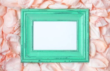 Gül yaprakları arasında ahşap çerçeve. Romantik arka plan