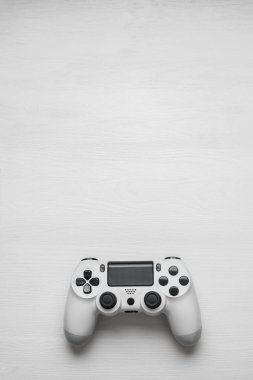 Beyaz ahşap zemin üzerinde beyaz modern gamepad