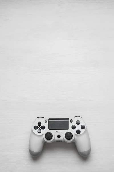 Beyaz Ahşap Zemin Üzerinde Beyaz Modern Gamepad — Stok fotoğraf