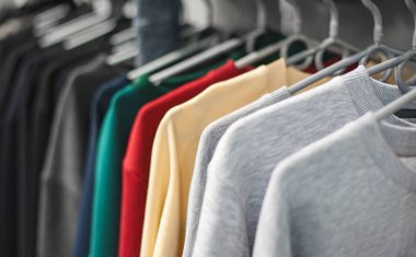 askıları depodaki asılı tişörtü