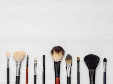 hafif ahşap arka plan üzerinde makyaj fırçaları