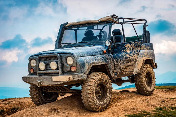 Suv Azul Sucio Sobre Fondo Azul Del Cielo — Foto de Stock