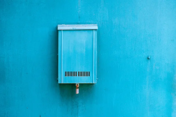 青い壁の古い青メールボックス — ストック写真