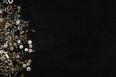 Gümüş civata ve vidalar bir kara tahta arka plan üzerinde