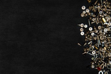 Gümüş civata ve vidalar bir kara tahta arka plan üzerinde