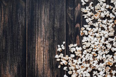 antika ahşap arka plan üzerinde beyaz patlamış mısır